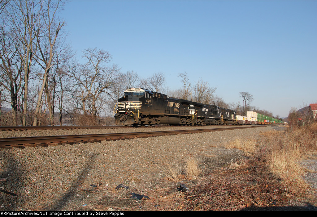 NS 4508 heads a westbound train